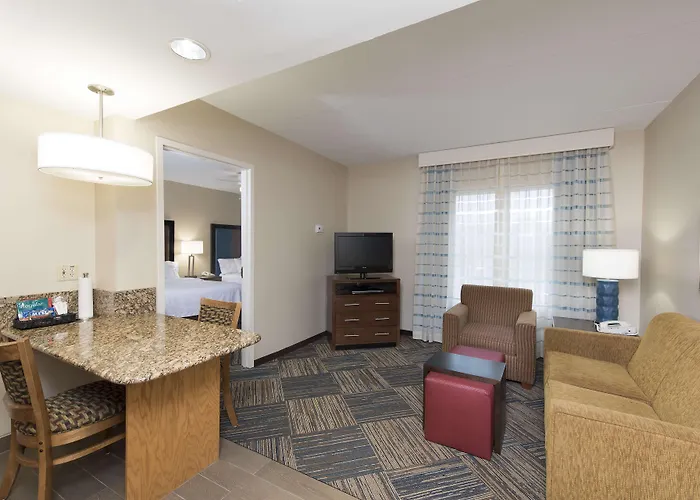 Hotel Homewood - Airport 3*